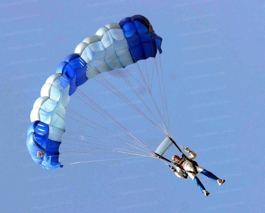 les-champions-du-monde-de-saut-en-parachute-en-voile-contact-seront-presents-pour-l-occasion-photo-illustration-rl.jpg
